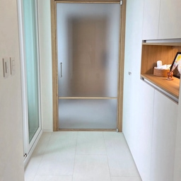 🏡 오늘 소개해 드릴 공간은 현관이자 전실입니다.
원래 이전 세대에서는 이 공간을 현관으로 사용하셨는데요. 저희는 마루를 시공해 전실 공간으로 활용하고 있습니다.
신발장이 있던 자리에는 키 큰 수납장을 제작해 다양한 생활용품을 보관하고 있어요. 미니멀리즘을 지향하는 맥시멀리스트라 넉넉한 수납공간은 꼭 필요했습니다. 🤍
콘솔장 위에는 센서 조명을 두었는데, 복도를 지날 때마다 은은하게 켜져 밤에도 정말 유용하게 사용하고 있어요.
현관문도 우드 필름으로 시공했습니다. 인테리어 업체에서는 조금 고민해 보라고 하셨지만 제 취향대로 선택했는데, 예상보다 훨씬 만족스러워서 지금은 가장 좋아하는 공간 중 하나예요. 🌿
전체적으로는 심플하게 구성했지만, 작은 포인트는 손잡이입니다. 신발장과 수납장 손잡이는 오영민 제작소 제품을 사용했고, 중문 손잡이도 비슷한 디자인으로 맞춰 통일감을 살렸어요. 가격 대비 퀄리티도 정말 만족스럽습니다.
이번 집은 전체적으로 톤 다운된 웜톤 컬러를 사용했고, 색감보다는 질감을 살리는 데 더 집중했습니다.
✔️ 벽지 : 디아망 마르모아
✔️ 바닥 : 마뷸러스
✔️ 가구 : 한솔 콘크리트 화이트
평면적인 공간보다 은은한 입체감이 느껴지는 소재들을 선택해 심플한 공간 속에서도 자연스러운 포인트가 되어주는 것 같아요.
앞으로도 공간 하나하나 소개해 드릴 예정이니 재미있게 봐주세요. 😊
#오늘의집 #오늘의집FTC #FTC26기 #오늘의집크루 #온라인집들이 #미니온라인집들이 #집들이 #랜선집들이 #현관인테리어 #전실인테리어 #현관꾸미기 #전실꾸미기 #신발장인테리어 #수납인테리어 #콘솔장 #센서조명 #우드인테리어 #웜톤인테리어 #미니멀인테리어 #심플인테리어 #신혼집인테리어 #아파트인테리어 #홈스타일링 #인테리어기록 #집스타그램