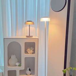 #오늘의우리집 #콘수프기록집
흐린 날이라 집 안도 조금 어둑했는데, 
조명을 켜두니 공간이 한결 아늑해진 느낌🤍
비 오는 날엔 은은한 조명 아래에서 쉬는 시간도 나름의 매력이 있지만, 창가 가득 햇살이 들어오는 밝은 날도 벌써 그리워지네요.
장마가 지나고 따뜻한 햇살이 가득한 날씨가 
빨리 돌아왔으면 좋겠어요☀️
#조명인테리어 #장식장 #오브제장식장 #오브제수납장
#홈비조명 #조명 #스탠드조명 #무선조명 #Lg오브제에어컨 #거실인테리어 #조명추천 #거실인테리어 #거실스타일링
#오늘의가든 #맞팔 