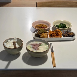 오늘의 우리집 저녁🍽
아기가 태어나고 여유롭게 먹기 어려워졌지만
시댁과 본가에서 보내주신 반찬과 국에 호로록 밥먹고
후식까지 여유롭게 먹기 성공!
#오홈스토랑 #집밥 #일룸 #일룸식탁 #식탁 #1600식탁 #주방인테리어 #주방 #신혼집인테리어 #오덴세레고트 #오덴세 #덴비 #덴비헤리티지 #덴비그릇 #덴비밥그릇 #밥그릇 #국그릇 #반찬그릇 #반찬접시
