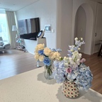 #오늘의우리집 #콘수프기록집 

저 어릴 때만 해도 파란 장미는 존재할 수 없다고
꽃말마저 불가능, 기적 그런 것들이었는데
요즘엔 염색기술이 엄청 늘어서
정말 예쁜 컬러에 싱싱한 파란 장미를 볼 수 있어요.
푹푹 찌는 여름 파란 수국, 흰 장미 등등과 함께하니
눈도 시원~ 기분도 상쾌해지네요~

#꽃 #꽃인테리어 #꽃이있는집 #여름 #여름꽃 #맞팔 #답방