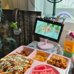 N년째? 사용중인 식판 하나로
밥맛까지 핑크로 물들어버림쓰💗
혼밥인데 왜 이렇게 행복하쥬?
(사실...혼자 맛있는거 먹을 때 젤루 행복함쓰)
쓰임 식판 요거 고민하다가 작년에
세일 떴을 때  질렀었는데요(지금도 세일중)
핑크색과 버터색 있구요
1+1이길랫
2개 다 데려왔쪼롬 
세라믹에 국그릇?(커피잔도 쌉가능쓰)까지
주니깐 넘나 좋고
무엇보다 가격도 착하고
베이비핑크 색감이 진짜 미쳤어효
평범한 볶음밥도 예쁘게 보이고횰
반찬 대충 담아도 식판이 다 커버해주고
수박까지 올려놓으니 갑자기 소풍 온 기분쓰
분명 식판 하나 샀는데... 
식욕도 같이 배송됐는지 매일매일 잘 먹쪼롬요
오늘도 식판이 다 했다✨
앗! 단점은요
세라믹답게 무겁습니다 
그치만 무게감 있고 고급져보이고
전자렌지.식세기 쌉가능에 유해물질 없으니
저능 대만족이라 추천드려욧
앗! 내돈내산 후기입니다요 쿄쿄
#쓰임식판 #세라믹식판 #식판추천 #현명한소비 #정착템
#핑크식판 #식판샷 #쓰임 #혼밥 #집밥 #집꾸미기 #주방소품 #주방인테리어 #맥시멀인테리어 #FTC26
#맥시멀리스트 #클러터코어 #오늘의집 #키티조명 #북레스트 #내돈내산 #식판 #홈카페 #태블릿거치대
#베이비핑크 #핑크소품 #세라믹식판