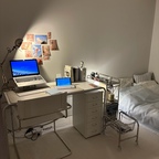 #쿨톤인테리어 #콘수프기록집 🧊🩵
여름이 되면 집도 계절에 맞게 조금씩 바꿔줘요
게스트룸에 쿨한 블루 컬러를 포인트로 더해 
시원한 분위기를 만들었어요 

쿨한 컬러감의 엽서로 벽꾸 해봤는데
작은 변화만으로도 공간이 한결 시원해보여요

침구는 시원한 블루 컬러의 냉감 소재로 바꿔 
여름 분위기를 더했어요
보기만 해도 청량한 색감 덕분에 
공간이 산뜻해보이고
냉감 소재라 실제 사용할 때도 시원해요

오브제, 엽서, 패브릭처럼 
쉽게 바꿀 수 있는 요소들만 활용해도 
계절감이 충분히 살아나요
여름에는 블루 컬러 한 스푼으로 
집 안에도 시원한 온도를 더해보세요🧊🩵
#게스트룸인테리어 #여름인테리어 #서재인테리어 #데스크테리어 #냉감이불 #벽꾸
