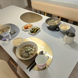 #콘수프기록집 #기록챌린지 #오홈스토랑 #오홈레스토랑 #가족식탁 #테이블매트 #헤리터매트 #ftc24기 #온스파
요즘 방학이라 기숙사에 있던 대학생 아들 딸이 집에서 함께 생활
물론 두녀석이 바빠서 넷이 함께 식사하는 경우가 많지않고
오늘도 딸은 외출중이어서 셋이서 식사
그래도 단촐하지만 아내가 직접끓인 갈비탕을 예쁜 그릇에 담아
함께 식사하는 이 즐거움 😂 
평범하지만 누군가에게는 꿈꿔왔던 로망중 하나 🥰🥰
특히 테이블매트가 새로 들어와서
식탁분위기가 한층 고급스러워 보인다~~
굿 초이스 👍 👍 