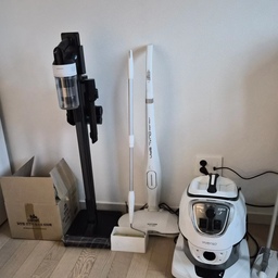 #정착템 #우리집청소템 #비벤소 #청소기 #공기청정기
6년전  강아지박람회 펫페어 갔다가  
고민끝에 정착하게된 청소기겸 공기청정기 
브러쉬가  말 갈기털로 되어있는
독일의 프리미엄 홈 케어 브랜드인 비벤소(Vivenso) 
물 필터 청소기 겸 공기정화기입니다.
​일반적인 청소기처럼 먼지 봉투나 종이 필터를 사용하지 않고, 물을 필터로 활용하여 먼지를 걸러내는 혁신적인 방식의 청소기입니다.
​🌟 주요 장점
​미세먼지 배출 제로 (물 필터 방식) 
​빨아들인 먼지와 이물질이 물에 그대로 흡착되어 갇히기 때문에, 청소기 뒤로 미세먼지가 다시 배출되지 않습니다. 창문을 닫고도 안심하고 청소할 수있다고합니다
​소모품 비용 및 냄새 걱정 없음 
​먼지 봉투나 헤파 필터를 주기적으로 교체할 필요가 없어 유지비가 들지 않습니다. 청소기 특유의 쾌적하지 않은 바람 냄새가 나지 않고, 청소 후 오염된 물만 버려주면 되어 위생적입니다.
​공기 청정 및 아로마 기능 
​단순 청소뿐만 아니라, 물을 채워두고 작동시키면 공기 중의 먼지를 씻어내는 공기 정화(Air Wash) 기능을 합니다. 물에 아로마 오일을 몇 방울 떨어뜨리면 방향제 효과도 볼 수 있습니다.
​탁월한 집먼지진드기 및 침구 케어 
​진동 헤드를 장착하여 침대 매트리스, 소파, 이불 등에 있는 미세먼지와 집먼지진드기, 각질 등을 강력하게 두드려 흡입해 줍니다. (알레르기나 아토피가 있는 가정, 
반려동물을 키우는 집에서 선호합니다.)
​다양한 멀티 청소 (건식/습식 모두 가능) 
​먼지 흡입뿐만 아니라 물걸레 청소나 바닥에 쏟은 물, 음료수 등을 빨아들이는 습식 청소까지 하나의 기기로 해결할 수 있습니다.
가격 -300~370만원
#강아지키우는집 #강아지청소기 #반려견청소기 #공기청정기 #말털 #강력한청소기 #집먼지청소기 #진드기청소기 #신혼부부가전 #신혼부부청소기 #ftc25
#삼성청소기 #삼성전자 #화이트홈스타일링 #화이트집
#20평대 #미니멀하우스 #숑숑이하우스
