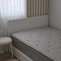 침대프레임까지 완성한 작은방 침대🛏
프레임 고민 많이 하고 골랐는데
역시 작은 방에는 깔끔하고 심플한 가구가 딱 인것 같아요👍🏻
화장대에 쓰려고 산 의자를 협탁으로 두니
그것도 은근 잘어울려서 예쁘게 배치해봤어요🫶🏻
#콘수프기록집 #콘수프기록 #예쁜템최고야 
#작은방꾸미기 #작은방인테리어 #슈퍼싱글침대 #슈퍼싱글매트리스 #싱글침대 #게스트룸 #침대프레임 #침실꾸미기 #침대추천 #24평인테리어 #작은방침실 