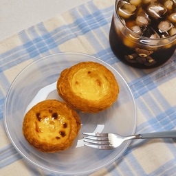 #오늘의우리집 #콘수프기록집
좋은 연휴의 시작! 비 소식이 있었는데 제가 사는 곳은 무사히 넘겼네요〰️ 그냥 집콕한 사람이 돼..... 휴일 아침부터 우리집은 트레이더스 장보기! 부지런히 움직인 보람이 요기 있네요! 💛
​
들어가자마자 겟한 픽베이크 에그타르트! 에어프라이어에 살짝 돌렸더니 겉은 파삭- 속은 촉촉 달콤함 그 자체예요 🥧✨ 시원한 아이스 아메리카노 가득 담고 🐻🤎, 기분 좋은 체크 매트까지 깔아주니 완전 우리 집이 감성 카페 홈스토랑이죠? 히히 🥰
​
남편이랑 사이좋게 하나씩 노나 먹으면서 달달하게 시작하는 주말 일상, 소소하지만 이런 게 진짜 행복 아닐까요! 다들 맛있는 거 챙겨 드시고 행복한 휴일 보내세요 🌿 저는 내일 오랜만에 이케아가려고 하는데 벌써 설레이는중이에요〰️ 추천템있음 마구 알려주세요오 💞
​
​ #홈스토랑 #홈카페 #홈카페테이블 #트레이더스 #디저트 #트레이더스추천템 #픽베이크 #에그타르트 #온더테이블 #감성살림 #주말일상 #홈스타일링 #티타임 #맞팔환영 #맞팔 #소통 