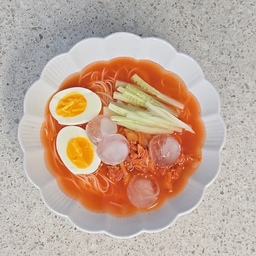 #오홈스토랑
여름엔 얼음 동동 띄운 국수만한게 없죠?
동치미 냉면육수로 만든 김치말이국수 🍜🧊
.
.
.
#오늘의우리집 #김치말이국수 #국수그릇 
#면기추천 #면기 #쓰임 #쓰임접시 #도자기그릇 
#도자기면기 #예쁜템 #살림템 #살림살이 
#냉면기 #냉면 #동치미 #육수 #여름맛
#레시피 #요리 #집꾸미기 #살림용품 
#신혼 #주부 #일상 #맞팔 #소통
#혼밥 #혼밥메뉴 #혼밥식기