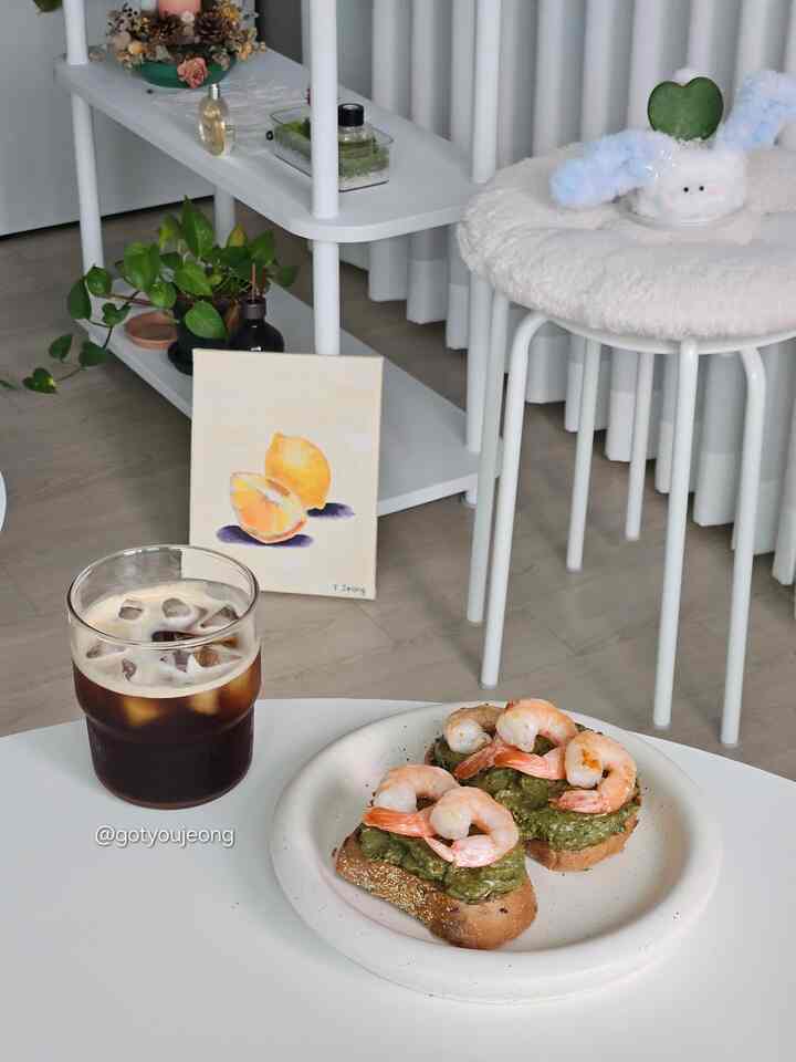 新しく買ったブレンダーでペストも作って
ピューレも作って楽しくハンモック中！
よく使うと賢い消費地✌️

この日のメニューはエビをあげたオープンサンディッチ🥪
冷蔵保管して固まったペストは
温かく焼いたエビをのせてくれるので、やさしくゆでた。
上部にはトリュフオイルも振りかけた！

🌱
3日も休む連休 ~(˘▾˘~) ~(˘▾˘)~ (~˘▾˘)~ 
楽しく遊んでもう二日過ぎてしまい残念です🥺

＃コンスープ記録集＃デザートプレート＃ガラスカップ 