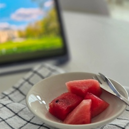 #콘수프기록집 #오늘의우리집
우리 집 평온한 오후 🍉
달콤하게 잘라놓은 수박 한 접시로 마음을 다독이는 시간이에요. 연휴는 끝나가고, 곧 시작될 아이들의 방학을 생각하니 괜스레 마음 한구석이 묵직해지네요.
날이 너무 더워서인지 몸도 마음도 살짝 지치는 오후지만, 시원한 수박 한 입에 다시 힘을 내봅니다. 오늘 하루도 다들 고생 많으셨어요. 우리 조금만 더 힘내봐요! 💪✨
#오늘의우리집 #연휴끝 #일상기록 #방학준비 #수박 #이케아 #베스트리빙 #4인용식탁 #광주요 #여름간식 #홈카페 #주부일상 #오늘도화이팅
