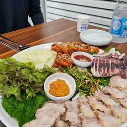 집에서 저녁 한끼만 제대로 챙겨먹는 가족이 있어서 
저녁밥은 든든하게 먹여야 한다는 부담이 큰편이네요.
가족 덕분인지 가족 때문인지 ...암튼 이 날은 
오징어 보쌈으로 외식했어요. 
집에서도 요렇게 먹어봐도 좋겠다는 생각이 들었네요. 
#현명한소비 #콘수프기록집 #먹기록 #취미 #취향 #맞팔 #소통 #보쌈 