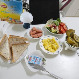 오늘 아침은 아메리칸 브랙퍼스트라니까 기분좋게 
먹어주네요! 하얀 테이블 위에 나름 이것저것 예쁘게 
담아본 아침식사에요. 내일은 또 아침으로 뭘할지 고민이네요. 
#예쁜템최고야 #콘수프기록집 #취미 #취향 #맞팔 #소통 #먹기록 #아침식사 #아침메뉴 