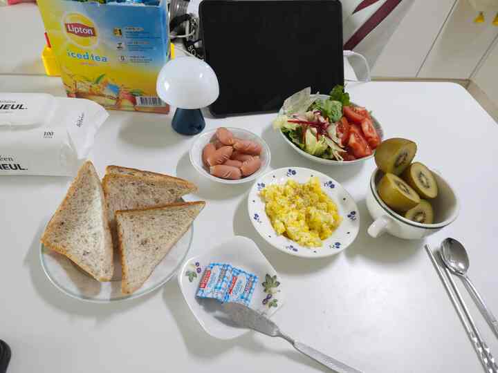今朝はアメリカンブラックファーストだから気持ちよく 
食べてね！白いテーブルの上になります。 
盛り込んだ朝食です。明日はまた朝に何をするのか悩みですね。  #취미 #취향 #맞팔 #소통 #먹기록} #아침식사 #아침메뉴 