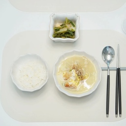 #콘수프기록집 #오늘의우리집
비가 오니까 괜히 뜨끈한 국물이 생각나더라고요.
그래서 처음으로 북어국에 도전!
한 숟갈 먹고 제가 제일 놀랐습니다. 맛있어요! 😚
반찬은 엄마찬스 열무김치.
밥 한 공기 순식간이네요.
비 오는 날엔 역시
뜨끈한 국물 한 그릇이 최고인 것 같아요. ☔
#예쁜식기 #밥공기 #그릇세트 #한식그릇 #수저세트 #머그잔 #인덕션 #스텐냄비 #인덕션3구 #집밥 #북어국 #비오는날 