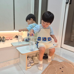 #현명한소비 1 #콘수프기록집
고심끝에 아이 현관 슈벤치를 사주었어요!
앉아서 신발을 신으면 편할것같기도하고 기존에는 현관에 철푸덕 앉아서 신겼는데 조금 안쓰러웠거든요!!
사실 생각보다 슈벤치 가격이 비싸서 고민하던 중에 찾은 이 제품!
직접 만드는 재미가 있어 조금 저렴하게 구매 가능하답니다.
저는 요런거 만드는거 좋아해서 바로 구매했답니다🤭❤️
착한 가격에 아이도 너무 좋아하고 예뻐서 대만족이랍니다!
#슈벤치 #현관 #슈벤치추천 #아이신발장 #신발장 #우리집현관 #현관 #현관인테리어 #육아 #육아일상 #맞팔 #맞팔해요 #소통 #소통해요 #맞팔소통 #환영 #환영해요