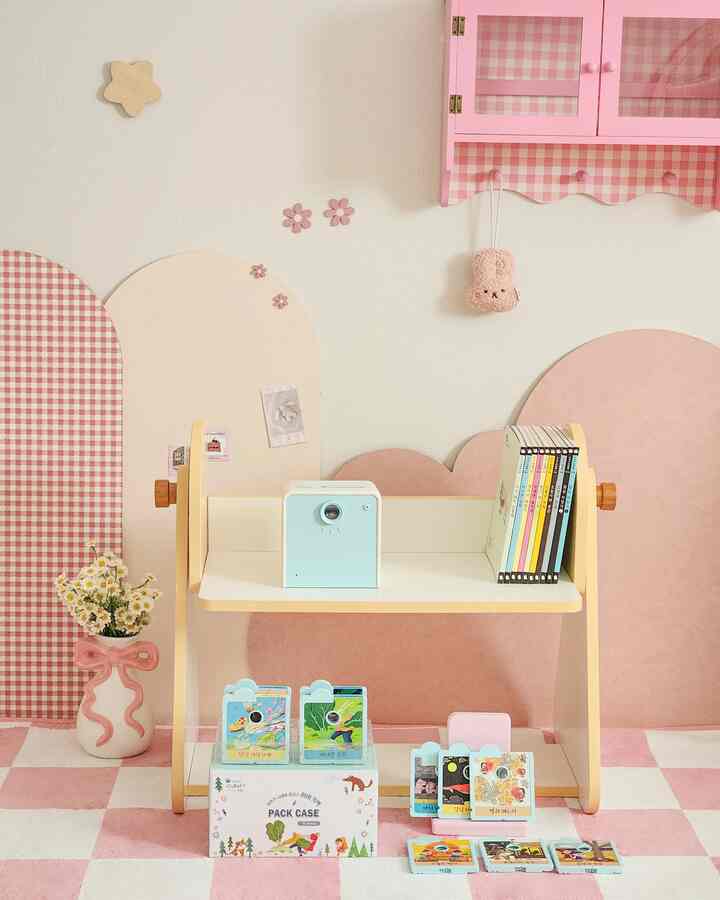 読書台はこんなに可愛いですか？
白い部屋にインテリアポイントテム。 
コモエルリーディングリーディング読書台.ᐟ 
カラーもとてもきれいでデザインもユニークなので 
白いものも、私も普段とてもたくさん使っています。 
高さ調節可能なので、据え置きでも使えます。


＃コンスープ記録集＃ftc26＃インテリアポイント  
＃ベビールーム＃ベビールーム飾り＃ベビールーム飾り小道具＃ベビールームインテリア＃ベビーバン小道具＃ベビールーム家具＃ベビールームフォトゾーン 