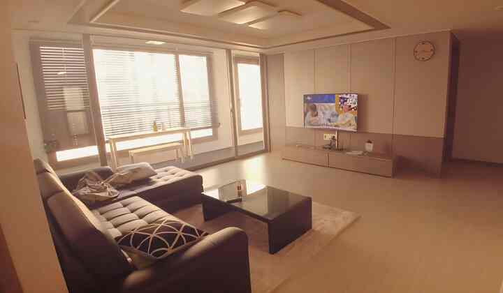 9年前の新婚初頭に住んでいた家のリビングルームの写真です。
今見れば家具も、雰囲気もたくさん変わりましたが、その時だけの暖かい感性がまだ感じられますね。
日差しがいっぱい入った大きな窓と広々としたリビングルームが一番気に入った空間でした。
ミニマリストに必要な家具だけ置いて生活した時代なので、空間がさらに広く見えたようです。
時間が流れてインテリアの好みも多く変わったが、このように昔の写真を見直すと、その時代の思い出が新緑に浮かび上がりますね。

＃今日の家＃家の記録＃新婚旅行＃新婚旅行＃9年前＃リビングインテリア＃リビングルーム＃ミニマルインテリア＃シンプルインテリア＃アパートインテリア＃ホームスタイリング
