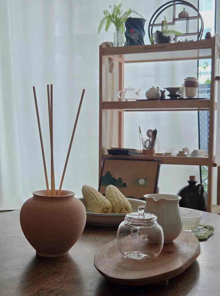 #여름방학일기夏の白茶、トウモロコシ🌽 
早い夏休みの後、数日目の女毒の中で...
疲れを癒すが、暑さの中に容易ではない。
それでも夏を夏らしく🌿  #티룸 #차마시는집 #티타임 #다도 #백차 #우드인테리어 #코지인테리어 #맞팔