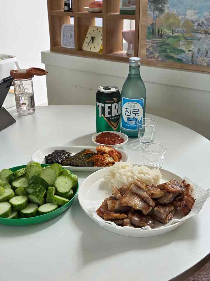 #オーホームストア私たちの家は主に酒屋です。
料理と言うこともありますか？
私は料理が上手な人だと思いました。
ウォーキングマムで暮らしてみると、ますます料理ができなくなりますね🤣🤣
それでも肉を焼いて夫と一杯食べると
一日の疲れがサク溶けます！

＃キッチンインテリア＃キッチン＃フロントプレート＃ボウル＃ホワイトボウル
#キント #キントガラスカップ #ガラスカップ #耐熱ガラス
＃ボウルおすすめ＃きれいなボウル
#チャリメ #ボウルおすすめ