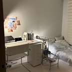 #원룸공간활용법 #콘수프기록집 #공간분리인테리어 
방 하나를 게스트룸으로 꾸밀 때 
원룸, 자취방 인테리어를 많이 참고했어요
좁은 공간은 역시 공간 분리가 가장 포인트인 것 같아요

그래서 저는 
데스크 공간과 베딩 공간 사이에 트롤리를 두어 
자연스럽게 공간을 분리했답니다

트롤리에는 여행 관련 책을 꽂아두고, 
바스켓에는 여행 티켓과 미술관 입장권을 차곡차곡 모아두었어요 
공간을 나누는 역할은 물론, 
추억까지 담아두는 작은 수납공간이 되어주어요

가구 하나만 잘 배치해도 공간은 훨씬 넓어 보여요✨
#데스크테리어 #게스트룸인테리어 #자취방인테리어 #원룸인테리어