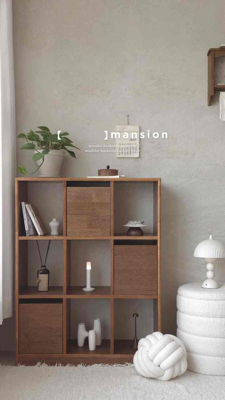 リビングルームの片側を一番好きな空間にしてくれた家具🤎
ブランクマンション原木モジュールの本棚は、本と小物を一つずつ満たしておくほどスペースが完成する感じです。 :)

よく見る本や小物は取り出しておき、整理が必要なものは引き出しに入れておくと見た目もすっきりし、原木ならではの暖かい雰囲気のおかげで私たちの家のインテリアとも自然によく調和し、よりお気に入りの本棚です。
ㅤ
ㅤ
ㅤ
＃コンスープ記録集＃インテリアノウハウ⁴・

＃本棚＃モジュール本棚＃原木本棚＃ウッド＃ブランクマンション＃ウォールナットインテリア
＃ウッドスタイリング＃ウッドインテリア＃今日の家＃今日の記録＃リビングルーム
＃リビングインテリア＃リビング本棚＃ホームスタイリング＃感性インテリア