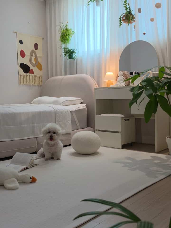 #원룸공간활용법
。
子供部屋と夫在宅部屋です。

子供部屋は低いベッドと小さな化粧台を持っています 
狭いスペースをあまり苦しくしません。 
ホワイト統一して広く見えるように構成しました。 
向かいに机と本棚。ワードローブがありますが 
後でお見せします。

夫の在宅部屋である屋根裏部屋
天井が漂白されているので、ウッドトーンが多すぎます。
ホワイトシートを貼り付け、低天井 
子供が使っていたベッドをバンカーとガードで外してください。  #집꾸미기 #인테리어 #화이트우드 #플랜테리어  #새집사  #맞팔좋아요  #공간스타일링  
