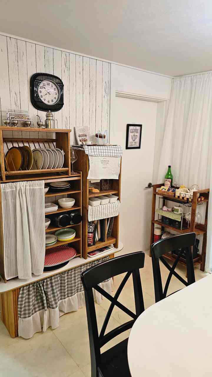 #homecafe #coffee  #우드   #책장꾸미기  #우리집인테리어기록  #빈티지가구    #빈티지무드 

_______________________________________________
             ■■■ On.God.Vin.T.G ■■■
_______________________________________________

♥︎いろいろな種類のヴィンテージが飛び交う…♥︎ 
      🏡いろいろなビンテージホーム🏡

ON.GOD home cafe. ☕️
  あらゆる種類のビンテージのヴィンテージキッチン

■ムタゴンマーケットシューズ整理台
■ポーリンヴィンテージファインプレートラック
■ナヌベル協議（ベル／ベルデ）
アルテオンマジック基本型マルバウ3段棚
■イケアインオルフブラックチェア
:)♥︎

____________________________________________
             ■■■ On.God.Vin.T.G ■■■
____________________________________________

いろいろな種類のヴィンテージ
このヴィンテージムードが好きで…♥︎
家にいる時間が幸せだ。

       Happy ON.GOD Vintage time.
        :)♥︎


♥︎==============================♥︎

 《あらゆる種類のビンテージホーム》
   フランスヴィンテージムード〜

   パリカフェ。
   :)♥︎

いろいろな種類のヴィンテージが飛び交う…♥︎
ヴィンテージムードが興奮した…♥︎
《On.God.Vin.T.G》
