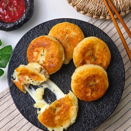 감자가 이렇게 맛있다고?🥔 초간단 치즈감자호떡
📌1000여개의 초간단 한끼&디저트
자세한 레시피는 프로필링크>블로그에 있어요
📌치즈감자호떡 만들기
1. 감자3개 껍질 벗기고 작게 썰어 
2. 전자레인지 용기에 물1큰술이랑 같이 넣은뒤
3. 5~6분간 돌려 익히기 (포크로 으깨지면 성공)
4. 포크나 매셔로 곱게 으깨고
5. 소금 3꼬집, 후추 톡톡, 전분 3큰술 넣고 우유 30ml부어가며 골고루 섞어 반죽만들기 (너무 질지않고 갈라지지 않는 질감)
6. 반죽 6등분 하고 스트링치즈 2개 3등분해서 반죽1개에 스트링치즈 1개 넣고 동글동글 감싼뒤 동글납작하게 모양 만들기 (치즈 좋아하면 스트링치즈 4등분해서 2개씩 넣어도 됨)
7. 기름두른 팬에 중약불로 감자반죽 6개 올려 앞뒤로 노릇하게 굽는다
8. 케찹 곁들이면 완성
#오홈스토랑 #콘스프기록 #홈쿡 #집에서제일바빠 #오늘장면한컷 #오늘찾은취향 #오늘뭐먹지 #홈파티에진심인편 #콘스프챌린지 #요리 #레시피 #음식 #간식 #디저트 #비주얼디저트 #koreanfood 
