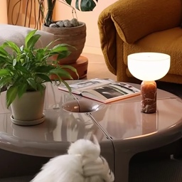 우리집 거실 속 소소한 업데이트.
A little update in my living room.
거실 중앙, 항상 빈티지 원목 테이블이 있던 자리에 조금은 모던하면서 귀여운 디자인의 거실 테이블을 놔봤는데, 이런 느낌도 괜찮죠?!😉 
#livingroom #오늘의집 #스페셜크리에이터 #오늘의집크리에이터 #스페셜브랜드협찬