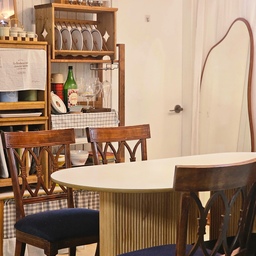 #homecafe #coffee #vintage
#우리집포토존 #빈티지감성 #우드 #빈티지주방
#오늘의우리집 #콘수프기록집 #우리집추구미
#원목가구 #홈인홈 #책장꾸미기 #우드책장
#홈카페투어 #홈카페 #우리집인테리어기록 
#카페 #그릇장 #빈티지가구 #벽꾸미기
#빈티지수집 #빈티지홈카페 #우드인테리어
#홈카페꾸미기 #빈티지인테리어 #집꾸미기
#빈티지 #빈티지분위기 #빈티지무드 
_______________________________________________
             ■■■  On.God.Vin.T.G  ■■■
_______________________________________________
♥︎ 온갖 빈티지가 난무하는...♥︎ 
      🏡 온갖빈티지홈 🏡
" ON.GOD home cafe. ☕️
  온갖빈티지's 빈티지 주방  "
■ 비비엔토 블랑 템바 테이블 & 벤치
■베노식스 루아 원목 비정형 전신거울
■ 무타공마켓 신발정리대
■ 폴린 빈티지 파인 접시랙
■ 나누벨 협탁 (베르/ 베르데)
아르떼온 매직 기본형 멀바우 3단 선반
■ 이케아 잉올프 블랙 의자
:)♥︎
____________________________________________
             ■■■  On.God.Vin.T.G  ■■■
____________________________________________
온갖 빈티지
이 빈티지 무드가 좋아서...♥︎
집에 있는 시간이 행복하다.
       Happy ON.GOD Vintage time.
        :)♥︎
♥︎==============================♥︎
 《 온갖빈티지홈 》
   프랑스 빈티지 무드~
   Paris Cafe.
   :)♥︎
온갖 빈티지가 난무하는...♥︎
빈티지 무드가 흥건한...♥︎
《 On.God.Vin.T.G 》