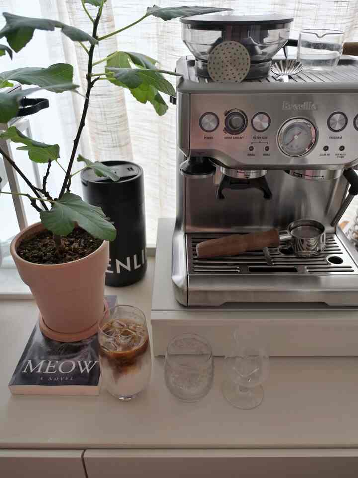 ＃かわいいテム最高のジプスンにコーヒー輸血は必須☕️

今日、デイリーで一番手がよく行くハイボールグラス、オンザラックグラス
ウイスキーはよくわかりませんが、シェイプが好みのシングルモルトウイスキーカップ

カップに刻まれたアンティークな模様がとてもきれいです✨️

＃ホームカフェ＃ブレビル870＃コーヒー輸血
＃ホームカフェゾーン
