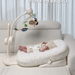 #협찬
#정보공유 [📌저장]
❝무조건 유명템? 아기 모빌 제대로 고르는 법❞
저도 첫째때는 다들 많이 쓰는 
모빌이면 되는 줄 알았어요!
근데 막상 사용해보니 모빌도 생각보다 
꼼꼼하게 봐야 할 포인트가 있더라고요🤍
하베브릭스 모빌로 선택한 이유 바로 알려드릴게요!
✔️ 양방향 회전
보통 한 방향으로만 도는 모빌이 많은데
하베브릭스는 국내 유일 특허받은 
양방향 회전이라 아기가 좌우로 시선을 
더 넓게 고르게 움직이며 바라볼 수 있었어요!
단순히 빙글빙글 도는 게 아니라
와이드 모션, 양방향 모션, 입체 모션으로 
움직여서 인영이가 더 집중해서 
한참 바라보더라고요?👀✨️
✔️ 좌,우 각도 · 4단계 높이 조절
좌우 40도 각도 조절은 물론
높이도 4단계로 조절할 수 있어서 
아기 눈높이에 맞춰 사용하기 정말 편했어요!
어느 방향에 누워 있어도 시선 맞춰주기가 좋았어요
✔️ 흑백 + 컬러 모빌 구성
신생아 때는 흑백 모빌
시각이 발달하는 2개월 이후 시기에는 
컬러 모빌로 교체해서 사용할 수 있으니 
각각 따로 구매할 필요가 없어서 최고..👍🏻
매일 사용하는 육아템이라 
더 꼼꼼하게 따져본 모빌🤍
아기가 편안하게 바라보는 모습을 보니 더 만족스러웠어요!!
모빌 고민 중인 예비맘, 초보맘이라면 
이 기준도 꼭 참고해 보세요!☺️
도움이 되셨다면 저장해두고, 모빌 고민 중인 친구에게도 
공유해 주세요❤️
#아기모빌 #모빌 #하베브릭스모빌 #아기방꾸미기 #아기방 #출산준비물 #출산선물 #임신선물 #임신선물추천 #출산선물추천 #신생아 #신생아장난감 #아기가있는집 #아기가사는집 #아기가사는집거실 #아기가있는집거실 #아기장난감 #신생아 #오늘의집 #오늘의우리집 #맞팔 #맞팔환영 #맞팔해요
