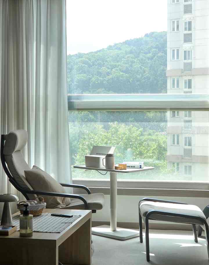 👼100日が過ぎた最近、赤ちゃんのパターンがあります。
私も窓辺で午前に本を読む余裕ができました。
取り外し可能なサイドテーブルとブックスタンドのおかげで
アームチェアでもソファでも快適にコーヒーを飲みながら本を楽しむことができてよかったです。特にあのブックスタンドはすっきりとしたデザインに折りたたんだ時に薄くて軽くてノリットの代わりにポータブルで本当によく使っていますよ！
#コンスープ記録集 #賢明な消費 #読書台 #ブックスタンド #リビングルーム #サイドテーブル
