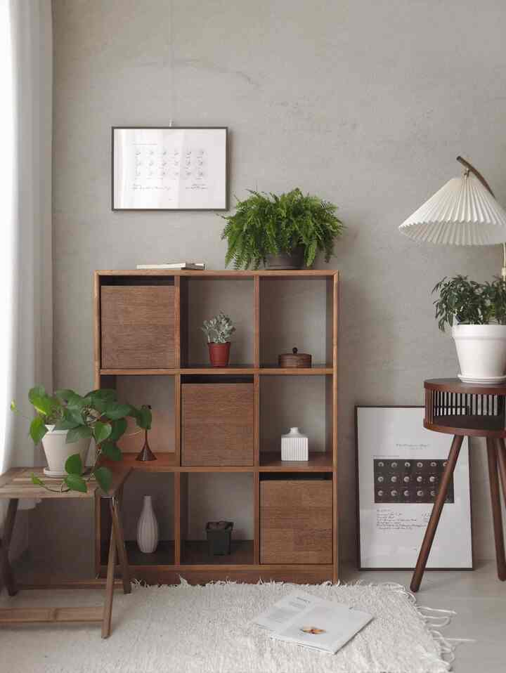 天気が来て行ったと言うと、植物も非常に気になる最近です🌿

同じ席で育てているのに、一日はサクサクして、 
また、一日は祝われている様子を見ると、季節が変わっているのが感じられました。

だから朝ごとに窓を開けて風も当ててくれ、 
土の状態を確認しながら、水も少しずつ調節してくれています。 

おかげで私もしばらく余裕を持つようになる時間のようです。



＃コンスープ記録集＃インテリアノウハウ²

＃本棚＃モジュール本棚＃原木本棚＃ウッド＃ブランクマンション＃ウォールナットインテリア
＃ウッドスタイリング＃ウッドインテリア＃今日の家＃今日の記録＃リビングルーム
＃リビングインテリア＃リビング本棚＃ホームスタイリング＃感性インテリア