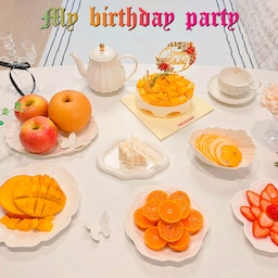 #콘수프기록집 #오늘의우리집
7월 마지막 우리집은 제 생일상이 있는 거실이에요❤️
생일이 있던 3월달에 올렸어야 하는데 이거저거 딴 거 올리다가 깜박 잊고 이제사 올리네요ㅎㅎ
코흐오브제 접시와 모이 접시를 섞어서 플레이팅했습니다.
급하게 과일 자르고 준비하느라 딱히 플레이팅이나 사진에 신경을 많이 못써서 바닥도 많이 찍히고 해서 아쉬움이 좀 남네요.
투썸플레이스의 망고생을 케이크로 샀는데 맛있어서 가족들이 한 번에 다 먹었어요😆
#코흐오브제 #코흐 #접시추천 #생일파티 #생일상 #생일상차림