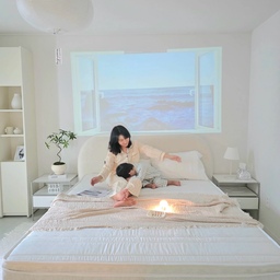 #집순이방꾸템 #콘수프기록집 #빔프로젝터 #페이크윈도우 
집순이 레벨 업! 🏠✨
 요즘 제가 가장 애정하는 힐링 루틴을 소개할게요.
 바로 빔프로젝터 하나로 우리 집 을 마법 같은 공간으로 만드는 방법이에요.
벽면 가득 '페이크 윈도우'를 띄워두면, 
창밖 풍경이 실시간으로 변하거든요. 🌤️ 
따스한 햇살이 가득한 오후의 창가부터, 
☔ 빗방울이 토독거리는 감성적인 풍경, 
❄️ 눈 내리는 고요한 겨울 밤, 
그리고 🌸 싱그러운 벚꽃이 흩날리는 봄까지.
날씨나 계절에 구애받지 않고, 
내가 원하는 풍경 속으로 언제든 떠날 수 있답니다.
여기에 잔잔한 음악까지 더하면 분위기는 완벽해져요. 🎧 
커피 한 잔 내려두고 좋아하는 책을 읽거나, 
그냥 가만히 벽을 바라보며 멍하니 '창멍'을 때리다 보면 어느새 마음이 차분해지죠.
벽에서 펼쳐지는 다양한 세상이 신기한지, 
우리 아이도 매일 벽 앞에 앉아 "엄마, 오늘은 어디야?" 하며 눈을 반짝여요. 
아이와 함께 새로운 풍경을 구경하는 재미도 쏠쏠하답니다. 👨‍👩‍👧
특별한 외출 없이도 집에서 가장 안락하게 즐기는 나만의 힐링 여행, 
여러분도 오늘 밤,  떠나보시는 건 어떨까요? 🌙
.
.
.
#집순이 #취미 #빔프로젝터 #홈시네마 #페이크윈도우 #랜선여행 #힐링 #휴식 #감성 #인테리어 #집꾸미기 #육아 #아이와함께 #소확행 #나만의시간 #방구석여행 #월데코 #디지털창문 #오늘의집 #취향저격 #일상기록 #마음챙김