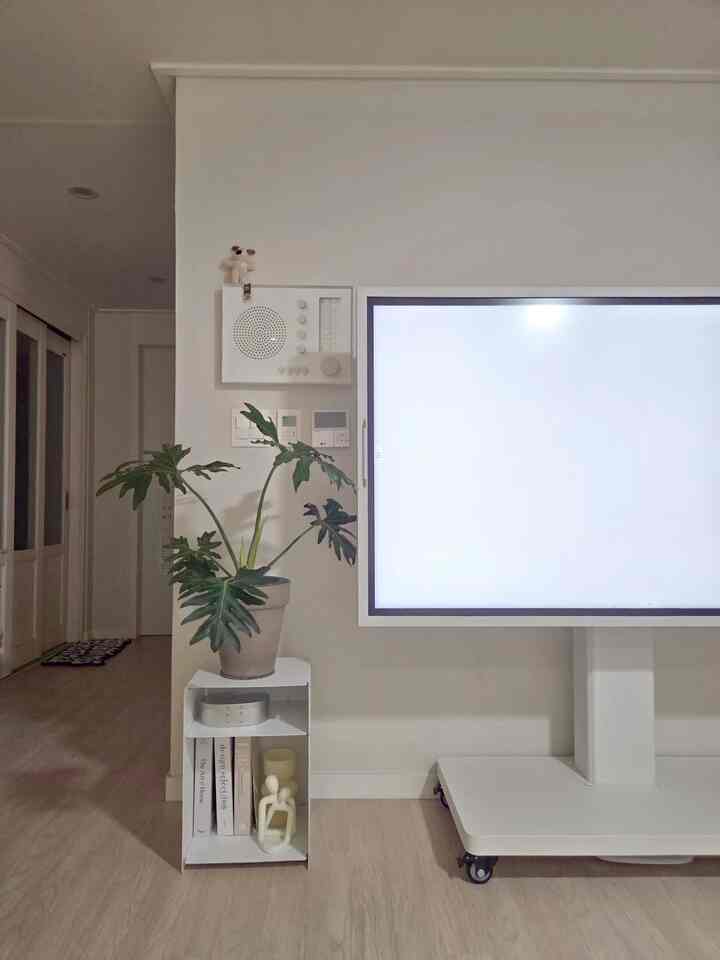 ＃コンスープ記録集＃私たちの家の家電

我が家で最も満足度の高い家電の一つがまさに電子黒板ですよ🤍
新郎が本当に欲しかった製品だから店に直接行って使用もしてみて説明も入念に聞いた後に購入しました！

思ったより機能が本当に多様でしたよ！
テレビ、インターネット、描画、検索、ノートパソコンの接続はもちろん、さまざまな活用が可能なので、単純な黒板ではありませんでした〜

私はよく使う機能だけを書いています。
子供たちはこれを押しながら新しい機能を一つずつ見つけたんですよ😂
おかげで絵も勉強もして映像も見ながら満足しながら使用中ですよ！

最初は「果たしてよく使うか？」したかったのに
今は子供たちが最もよく使う家電になったと思います🤍

＃電子黒板＃サムスン電子＃ジャルサンテム＃ジャルサンテムおすすめ 