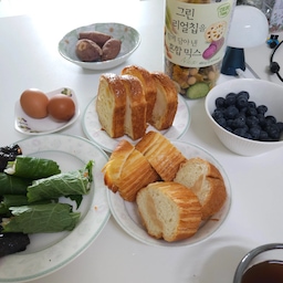 요즘 자꾸 11시에 깨서 점심인지 아침인지...
뭘 챙겨 먹어야할지 혼란스러워서 
아무거나 꺼내서 먹고있네요. 
이번에 만든 깻잎 날치알쌈은 시간이 좀 걸렸지만 
불 없이 만들 수 있고 레시피도 쉬웠어요. 
#오늘의우리집 #콘수프기록집 #먹기록 #취미 #취향 #맞팔 #소통 