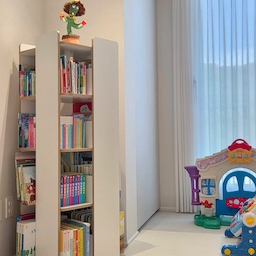 #현명한소비
#콘수프기록집
저희집에도 드디어 회전책장
들였어요🫣📚
저한테 제일 난이도 높은
아이방 정리,,!!
미술학원에서 만들어오는 작품에다
여기저기서 받은 책들로 점점
난장판이 되어가.... ㅎㅎ 
학습공간이랑 놀이공간 분리도
해주고 싶은데 놀이방을
6살, 3살이 같이 사용하다보니
아직 고민이에요🥲
회전책장 다른 브랜드보다
가격도 저렴한데 마감이 너무너무
잘 되어있어서 만족해요🩷
바깥에 나사 보이는것도 없구
회전도 부드럽게 된답니다아📚
#회전책장 #회전책장추천 
#책장추천 #책장 #아이방
#놀이방 #아이방책장 #아이방인테리어
#아이방꾸미기 #어린이책장
#책장인테리어 #아이있는집
#아이있는집인테리어
