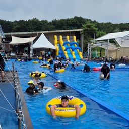 #콘수프기록집 #오늘의우리집 #나가놀아요 #물놀이장 #투앤디유수풀수영장 #오뎅식당 #외식 #여름방학일기 
손주와 같이 물놀이장 와서 잘 놀고 맛있는 거 먹고 피서 잘하고 가는 하루
수영장 안에 있는 오뎅식당(부대찌개 원조집)에서 부대찌개 아주 맛있게 배부르게 잘 먹고 지금 집에 와서 세탁기 돌리는 중
놀 땐 몰랐는데 짐정리하고 싸갔던 도시락통 설겆이 하고나니 급 피로가 몰려온다.
노는 것도 체력이 필수!!!
