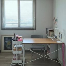 #나다운공간 #myroom 
다른 곳은 다 정리하고 꾸미고 해도 내 방은 거의 창고처럼 쓰고 있었는데 드디어 정리를 다하고 소개를 하네요.
그림도 그리고 공부도 하고 하루 계획도 세우고 마무리도 하는, 소중한 저의 공간입니다🤍
#오늘의집ftc26기 #ftc26기 #작은방인테리어 #작업공간 #작업실꾸미기  