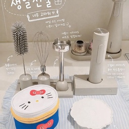 #예쁜템최고야 #콘수프기록집 
늦었지만 생일 선물 자랑🎁
지난 7월이 제 생일이었는데,
이번에는 정말 갖고 싶었던 것들만 쏙쏙 선물 받아서 너무 행복했어요.🥹
조금 늦었지만 기록도 남길 겸
선물받은 아이템들을 모아봤어요.
첫 번째는 드웰러 무선 핸드블렌더!
기존에 쓰던 핸드블렌더를 정말 오래 사용했는데,
남동생이 새 제품으로 선물해줬어요.
무선이라 훨씬 편하고,
사용할 때마다 괜히 요리할 맛이 나더라고요.ㅎㅎ
그리고 회사 동료분들께 받은 선물들도 정말 취향 저격!
요즘 키티에 푹 빠져 있는데
키티 마우스를 선물 받았어요.🐱💗
볼 때마다 기분 좋아지는 귀여움이라
책상 위 최애 아이템이 됐어요.
그리고 한동안 무자기 그릇에 빠져 있었는데,
센스 있게 무자기 그릇도 두 개나 선물해주셨어요.
덕분에 거의 세트처럼 맞춰진 느낌이라
볼 때마다 괜히 뿌듯해요.🤍
생일은 지나고 한참 됐지만,
축하해주시고 마음 써주신 모든 분들께 다시 한 번 감사드려요.
덕분에 오래오래 기억에 남을 생일이었어요.🥰
#생일선물 #생일기록 #선물자랑 #드웰러 #무선핸드블렌더 #키티굿즈 #무자기 #그릇추천 #살림기록 #일상기록