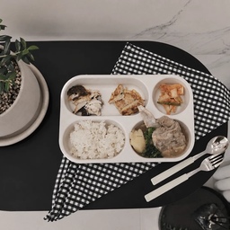 오늘도 특별한 날은 아니지만
가족이 함께 밥 한 끼를 먹는 이 시간이 참 소중해요.
매일 반복되는 일상이지만
이런 소소한 순간들이 차곡차곡 쌓여
우리 가족의 추억이 되어가는 것 같아요🤍
오늘도 잘 먹었습니다ت︎
#오늘의우리집 #콘수프기록집 #오늘의집 #집밥기록 #집밥 #식판식 #식사시간 #우리집일상 #일상기록 #홈카페감성 #집꾸미기 #홈스타일링 #소소한행복 #감성집 #우리집식탁
.