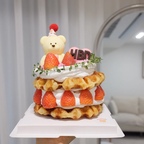 #예쁜템최고야 #콘수프기록집 

남편생일 기념으로 #크로하우스 #레터링케이크 🎂 
크로플 시트에 우유생크림, 딸기로 넘 달달하니 맛있었어요!

곰돌이 초코 & 하트초코 덕분에 더 이쁜 케이크

#케이크추천 #성수레터링케이크 #맞팔 #소통해요 