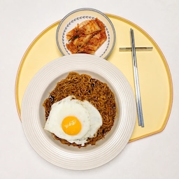 오늘은 밥하기 귀찮아서 
짜파게티에 계란후라이 하나🍳
#집밥기록 #블루코오홈 #라면 #귀찮은날 #집밥메뉴 
#짜파게티 #계란후라이 #간단식사 #오홈스토랑 