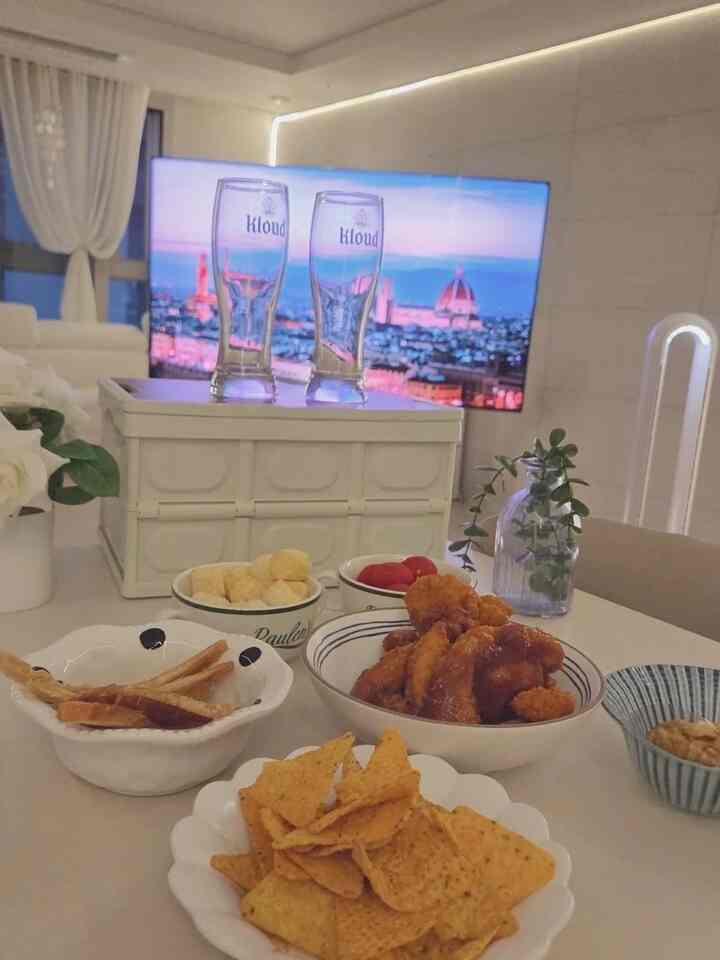 #元セット
寝るけどほぼ純正状態で入居しました！
壁を開けたくないので、テレビは取り外し可能なスタンドを利用しています。
天井などはライン照明をセルフ施工して雰囲気を加えました。 
無理なダメージなしで居心地よく飾られた我が家の居間ですね。 

#リビングインテリア#大型テレビ台 #65インチテレビ台台