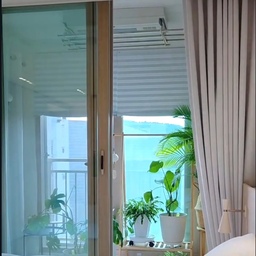 #집순이방꾸템 #콘수프기록집 #기록챌린지 #베란다꾸미기 #달항아리오브제 #달항아리인테리어 #정원꾸미기 #데크타일추천 #ftc24기 #온스파 #몬스테라화분 #행운목 
🌿 집순이 방꾸템｜퇴근 후 가장 오래 머무는 공간이 생겼어요
20년 동안 군 생활을 하면서
15번이나 이사를 했습니다.
관사에서는 잠시 머무는 집이라는 생각에
베란다는 늘 빨래를 널거나
짐을 쌓아두는 공간이었어요.
전역 후 처음 마련한 우리 집에서는
베란다만큼은 꼭 '쉼'을 위한 공간으로 만들고 싶었습니다.
처음에는 아무것도 없는 평범한 베란다였어요.
바닥은 차갑고,
실외기와 건조대가 보여
예쁘다는 느낌과는 거리가 멀었죠.
그래서 가장 먼저 한 것이 데크타일을 까는 것이었습니다.
바닥 하나만 바뀌었는데도
실내와 자연스럽게 이어지는 느낌이 들었고
맨발로 나가도 훨씬 편해졌어요.
다음은 가림막을 설치했습니다.
생활감이 그대로 드러나는 공간을 가려주니
시선이 훨씬 깔끔해지고
사진을 찍어도 배경이 예뻐졌습니다.
그리고 제가 가장 좋아하는 식물들을 하나씩 들였습니다.
아레카야자, 몬스테라, 고무나무...
초록 식물이 하나둘 늘어나면서
평범했던 베란다가 작은 플랜테리어 공간으로 바뀌기 시작했어요.
마지막으로 놓은 것이 달항아리 풍경입니다.
창문을 열면 바람을 따라 들리는
은은한 풍경 소리를 듣고 있으면
퇴근 후 복잡했던 마음도
조금씩 편안해지는 기분이 듭니다.
지금은 커튼을 열자마자 가장 먼저 보이는 풍경이
이 베란다입니다.
커피 한 잔을 들고 잠시 앉아 있거나,
식물에 물을 주며 하루를 정리하는 시간이
저에게는 가장 큰 힐링이 되었어요.
인테리어를 하면서 느낀 것은
비싼 가구보다
'내가 오래 머물고 싶은 공간 하나'를 만드는 것이 더 중요하다는 것이었습니다.
✔️ 제가 가장 만족하는 점
🌿 데크타일 하나로 차갑던 바닥이 따뜻한 분위기로 변했어요.
🌿 가림막 덕분에 생활감이 줄어들어 훨씬 깔끔해졌습니다.
🌿 식물이 많아질수록 집 안 공기와 분위기가 한층 편안해졌어요.
🌿 달항아리 풍경 소리가 들릴 때마다 하루의 피로가 조금씩 풀립니다.
퇴근 후 가장 먼저 가는 공간.
저희 집에서는 거실이 아니라 이 작은 베란다입니다.
집은 크기가 아니라
얼마나 나다운 공간을 만들었는지가 더 중요하다는 걸 이곳에서 매일 느끼고 있습니다. 🌿