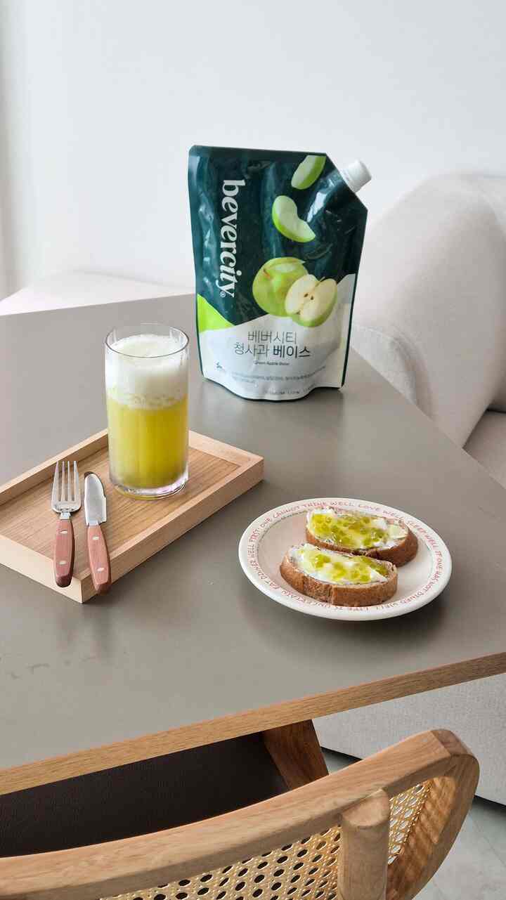 夏には青リンゴ🍏 #현명한소비 #콘수프기록집 

水90g、ベバシティ庁舎科ベース110g、
氷200gを入れて細かく着替えたら
涼しい庁舎とスムージーが完成します〜

サクサクの青砂と果肉が入っていて、一口飲むたびに 
さわやかで清楚な味わいが楽しめます。
スムージーはもちろん、 
パンに塗って食べたり、ヨーグルトに添えてもよく似合う庁舎とベース。

暑い夏、  #청사과스무디 #홈카페 #홈카페메뉴 #홈카페레시피 #스무디 #스무디레시피 #스무디만들기 #여름음료 #시원한음료 

