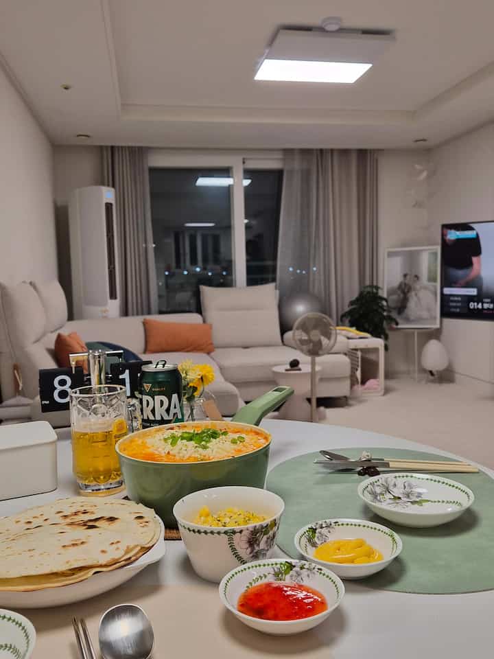 ＃今日の私たちの家＃コンスープ記録集＃今日の記録
運動してきたら夫が置いた夕飯上🥰
トマトパスタをスパイシーにしてシャキッとした
チリとサルサソースを上げて食べるピザを食べるように
おいしいです、パスタも食べて、ピザでも食べます。
一石二鳥？
食事療法の妨害者南の夕方
ダイエットはまた明日から……

＃新婚夫婦日常＃新婚夫婦＃ftc25＃新婚夫婦インテリア＃キッチンインテリア＃ダイニングテーブル＃ダイニングテーブルチェア＃ホワイトホームスタイリング＃20
＃トティア＃パスタ＃スーザー＃ソファ＃扇風機＃夏のインテリア＃協力＃ダイエット 