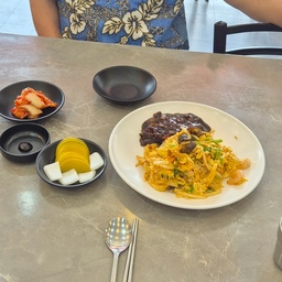 #방송촬영 #외식 #볶음밥 #탕수육 #수영 
수영하고 오다 수타 짜장면집에서 볶음밥과 탕수육을 시켜서 먹고있는데 갑자기 방송국에서 나왔다며 맛집소개 방송인데 찍어도 되냐고 했다.
남편이 괜찮다고 해서 찍었는데 남편이 소개멘트를 매끄럽게 잘 못하니까 나보고 자꾸 말을 좀 해달라고 했다.
머리손질도 안 하고 화장도 안 했는데
그래서 남편 선글라스 빌려 쓰고 찍었는데 모르겠다 방송에 나올찌는 
세상에 이런 일도 다 있네