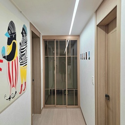 15번의 이사 끝에 선택한 우리 집 중문🏡
20년 동안 군 생활을 하며 15번이나 이사를 했습니다.
관사에서는 중문이 없는 집이 대부분이라 현관문을 열면 거실이 바로 보였고, 겨울에는 찬바람이 들어오고, 요리 냄새도 집 안으로 그대로 퍼졌어요.
그래서 첫 내 집을 인테리어하면서 가장 먼저 설치한 것이 3연동 슬라이딩 중문입니다.
🚪 우리 집 중문
✔ 3연동 슬라이딩 도어
🪟 선택한 자재
✔ 세로 플루트 유리
투명 유리는 집 안이 그대로 보여 부담스럽고, 불투명 유리는 답답해 보일 것 같았는데
플루트 유리는 은은하게 시선을 가려주면서도 빛은 충분히 들어와 공간이 훨씬 넓어 보였습니다.
화이트·우드 인테리어와도 정말 잘 어울려 지금도 가장 만족하는 선택 중 하나예요.
👍 실제로 살아보니
✔ 현관을 열어도 거실이 바로 보이지 않아 프라이버시가 좋아졌어요.
✔ 에어컨과 난방 효율이 좋아져 냉기와 온기가 오래 유지됩니다.
✔ 음식 냄새와 현관 냄새가 섞이는 것도 많이 줄었습니다.
✔ 무엇보다 집에 들어오는 순간 '첫인상'이 달라졌어요.
✔ 복도가 있는집에 복도와 바로 이어지는 집에는 정말 잘 어울려요. 그리고 라인조명과 조화가 최고예요
👍 아쉬운점
✔ 3연동 중문이다보니 문을 다 열어도 공간이 좁아서 큰 짐을 옮길때는 문을 제거해야 하는점은 불편해요.
✔ 내구성이 조금은 불안해요
손님들도 가장 먼저 "중문 정말 예쁘네요." 라는 말을 많이 해주시더라고요.
처음에는 예쁜 인테리어를 위해 설치했는데,
지금은 디자인보다 생활 만족도가 더 큰 아이템이 되었습니다.
인테리어를 고민하고 계신다면 중문은 단순한 문이 아니라 매일 체감하는 생활의 질을 높여주는 아이템이라고 생각합니다. 😊
#중문시공이야기 #콘수프기록집 #콘스프기록 #기록챌린지 #현관중문 #3연동중문 #플루트유리 #화이트우드인테리어 #신혼집인테리어 #아파트인테리어 #오늘의집 #집꾸미기 #ftc24기  #인테리어후기 #온스파